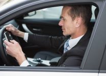 Руки на руль: стало известно, как водителей накажут за использование телефона во время езды
