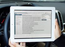 У водителей в РФ минус один бумажный документ: ПТС стали электронными