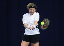 Теннисистка без 5 пальцев пробилась на Australian Open. К 20 она перенесла десятки операций и стала профи назло врачу