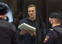 Навальный показал себя на суде как "опытный подсудимый", заявил юрист