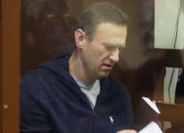 Навальному сделали новое замечание за угрозу "вывести судью из зала"