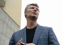 Ройзман исключил выдвижение от "Яблока" из-за слов Явлинского о Навальном