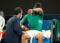 Джокович травмировался и может сняться с Australian Open. Медведев стал главным фаворитом турнира