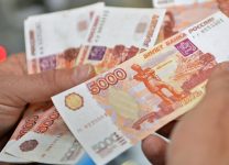Аналитик дал совет, как эффективно вложить пять тысяч рублей