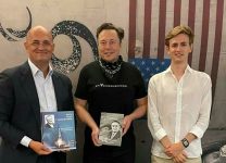 Внук Сергея Королева по приглашению Илона Маска посетил завод SpaceX