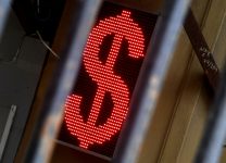 Эксперт допустил укрепления доллара до 73 рублей к концу года