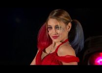 Косторная хулиганит: ее свежий концерт – в образе бунтарки Харли Квинн, с шикарным красным платьем