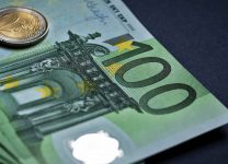 Курс евро поднялся выше 83 рублей впервые с 5 ноября