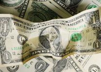 Экономист объяснил, почему снижается спрос на доллары