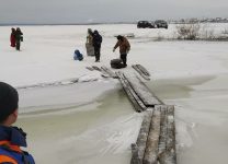 В Красноярском крае спасатели эвакуировали рыбаков со льда Енисея