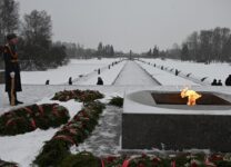 На Пискаревском кладбище прошла церемония возложения цветов в память о блокадном Ленинграде