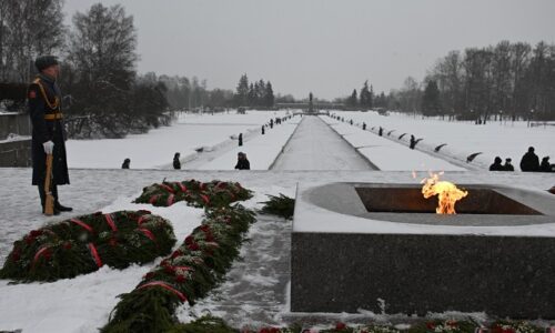 На Пискаревском кладбище прошла церемония возложения цветов в память о блокадном Ленинграде