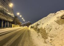 Коммунальщики Смольного не вывозят грязный снег с Петроградской стороны