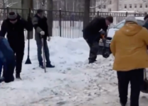 Жители Петербурга не дождались коммунальщиков и сами начали убирать снег
