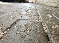 Общественник Костров отрицательно оценил использование соли при обработке обледенелых тротуаров