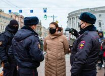 Участников незаконных митингов продолжают арестовывать в Санкт – Петербурге