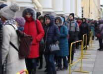 Росбалт: петербуржцы опровергли слова Беглова о том, что очереди в поликлиниках исчезли