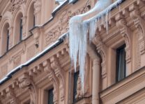В Санкт – Петербурге на женщину с крыши упала ледяная глыба