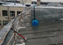 Прокуратура Санкт – Петербурга проверяет обстоятельства, по которым рабочий упал с крыши дома при уборке снега