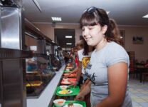 «Друзья» Беглова уничтожают сектор школьного питания Петербурга