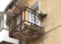 Более трех тысяч балконов в Петербурге находятся в аварийном состоянии