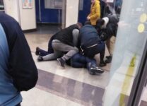В Петербурге пьяный набросился с ножом на сотрудников метро
