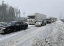 «Снег идет, а лопата не гребет»: петербуржцы раскритиковали Смольный за неэффективную уборку города после снегопада