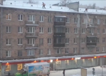 Петербургские коммунальщики сбрасывают снег с крыш прямо на головы горожан