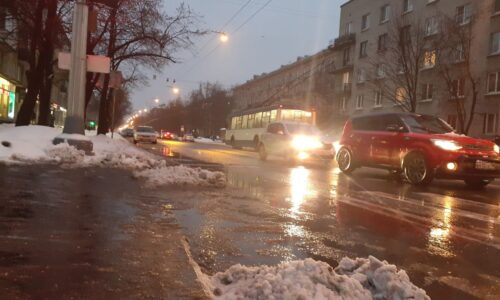 Лед и лужи: потепление превратило улицы Санкт-Петербурга в полосу препятствий