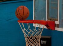 Жители Сестрорецка возмущены сносом баскетбольной площадки: «Теперь будем играть в своих фантазиях»