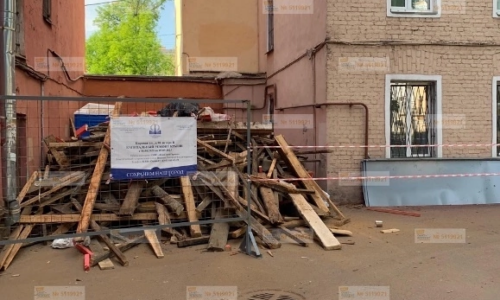 Всем все равно: жители Петербурга ругают чиновников Смольного за сваленный в центре города строительный мусор