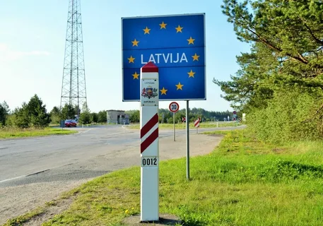 Из Латвии могут выдворить больше 1000 россиян