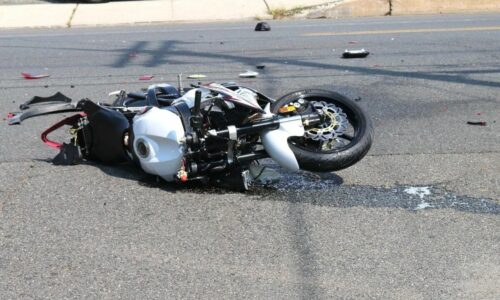 Под свердловском разбился мотоциклист без прав